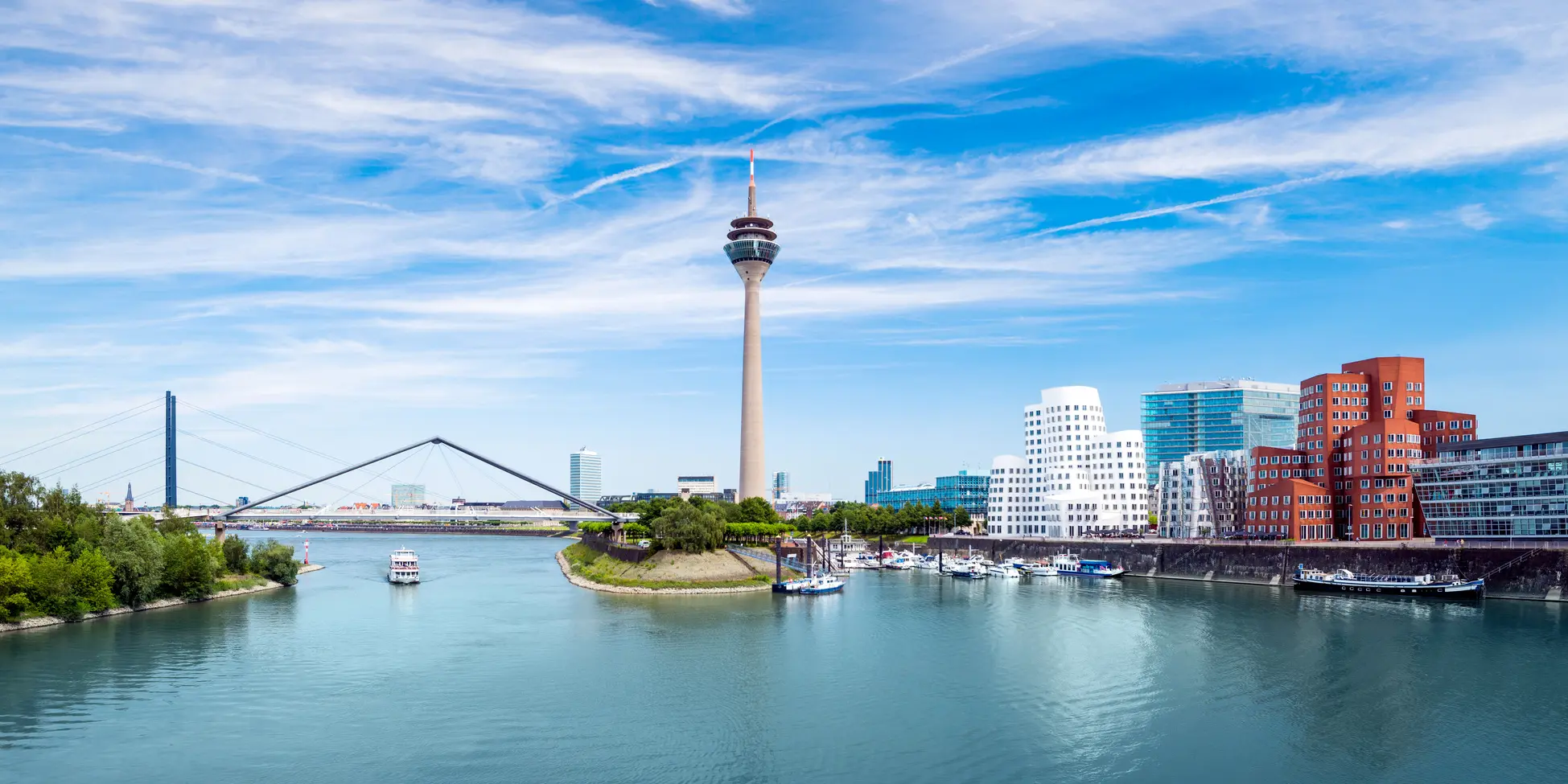 Rheinturm und Rheinpromenade in Düsseldorf